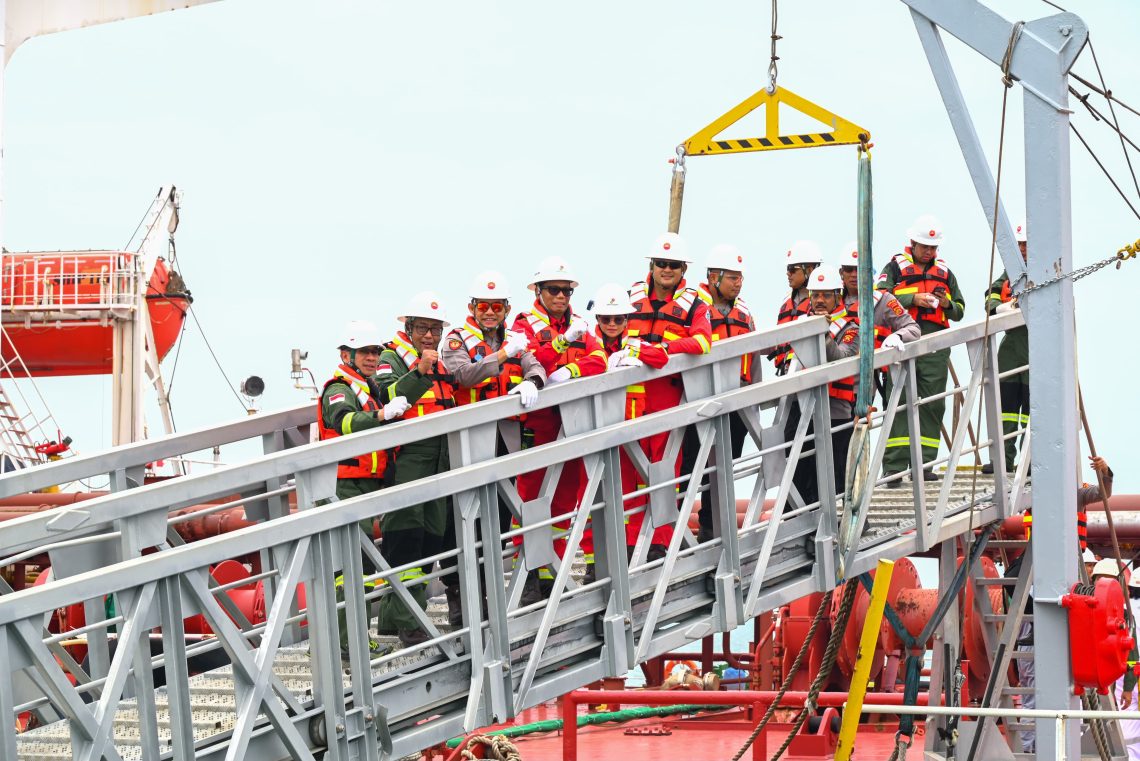 Kapolda Jambi dan SKK Migas saat mengunjungi FSO 115. FOTO: IST