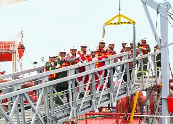 Kapolda Jambi dan SKK Migas saat mengunjungi FSO 115. FOTO: IST