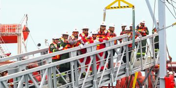 Kapolda Jambi dan SKK Migas saat mengunjungi FSO 115. FOTO: IST