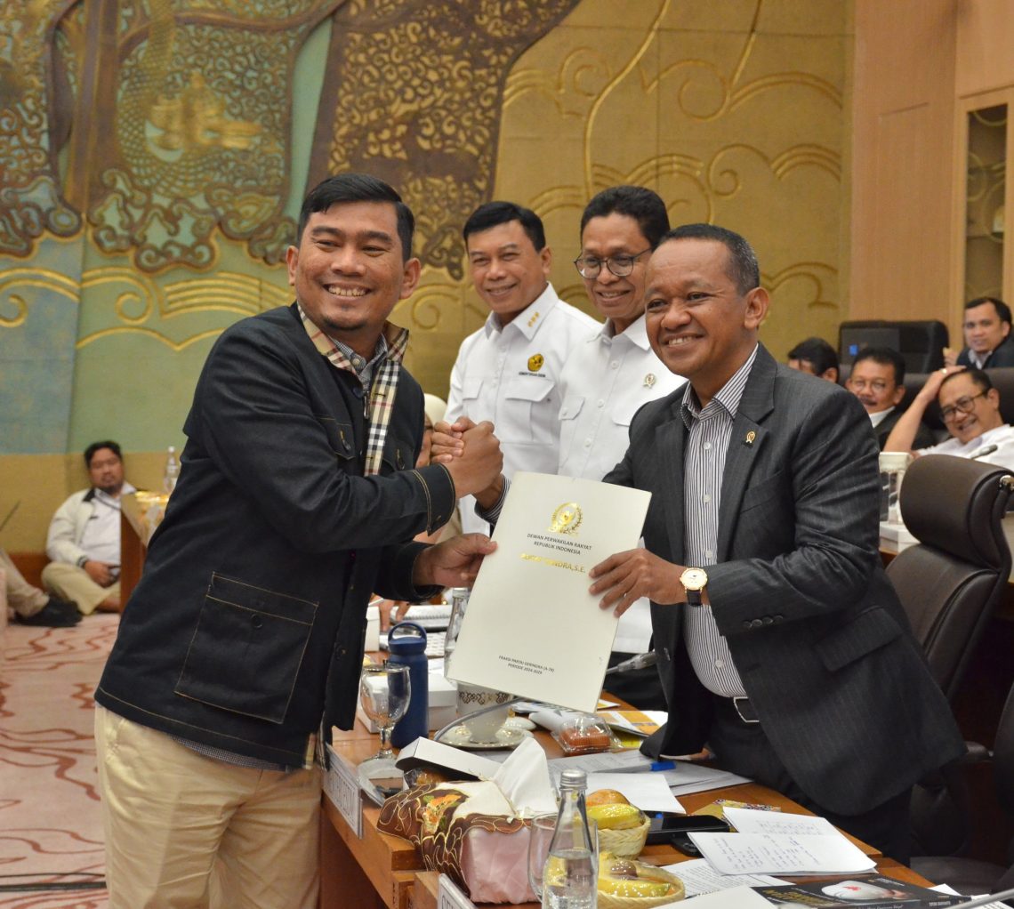 Rocky Candra saat menyerahkan pengajuan penambahan jaringan city gas kepada Menteri ESDM Bahlil Lahadia. FOTO: IST