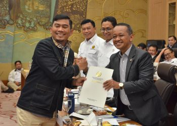Rocky Candra saat menyerahkan pengajuan penambahan jaringan city gas kepada Menteri ESDM Bahlil Lahadia. FOTO: IST