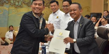 Rocky Candra saat menyerahkan pengajuan penambahan jaringan city gas kepada Menteri ESDM Bahlil Lahadia. FOTO: IST