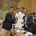 Rocky Candra saat menyerahkan pengajuan penambahan jaringan city gas kepada Menteri ESDM Bahlil Lahadia. FOTO: IST