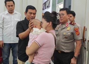 Anggota DPR-RI Dapil Jambi Rocky Candra mendampingi ibu dari bayi korban penjualan anak. FOTO: IST