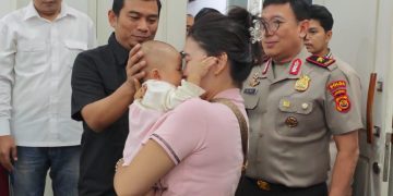 Anggota DPR-RI Dapil Jambi Rocky Candra mendampingi ibu dari bayi korban penjualan anak. FOTO: IST