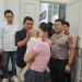 Anggota DPR-RI Dapil Jambi Rocky Candra mendampingi ibu dari bayi korban penjualan anak. FOTO: IST