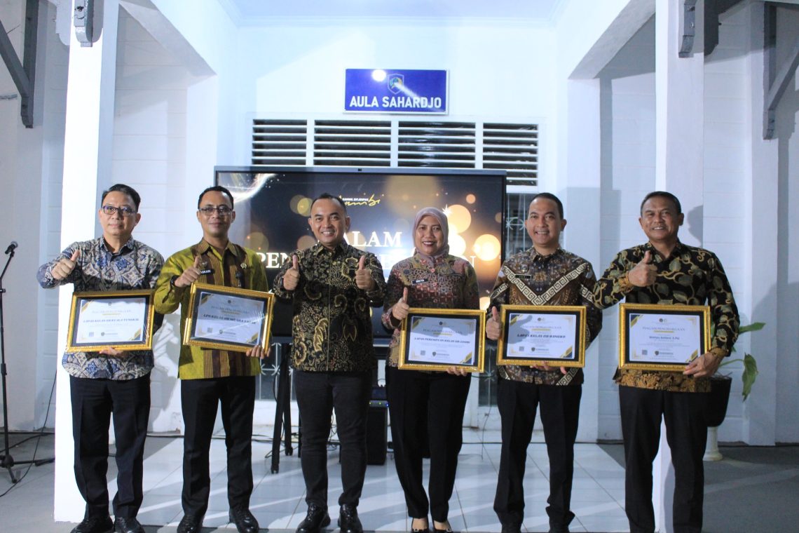 Kanwil Irwan Rahmat Gumilar usai menyerahkan penghargaan kepada KA UPT terbaik. FOTO: DOC HUMAS