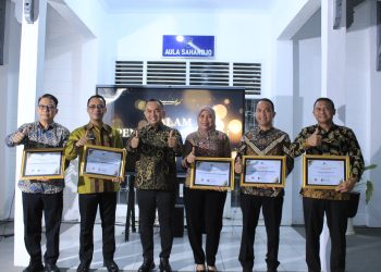 Kanwil Irwan Rahmat Gumilar usai menyerahkan penghargaan kepada KA UPT terbaik. FOTO: DOC HUMAS