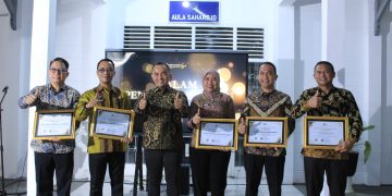 Kanwil Irwan Rahmat Gumilar usai menyerahkan penghargaan kepada KA UPT terbaik. FOTO: DOC HUMAS