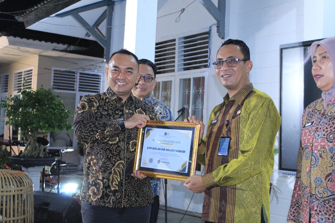 Kalapas Askari Utomo Saat menerima penghargaan sebagai KA UPT Terbaik di bidang ketahanan pangan. FOTO: DOC  HUMAS