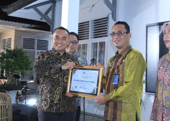 Kalapas Askari Utomo Saat menerima penghargaan sebagai KA UPT Terbaik di bidang ketahanan pangan. FOTO: DOC  HUMAS