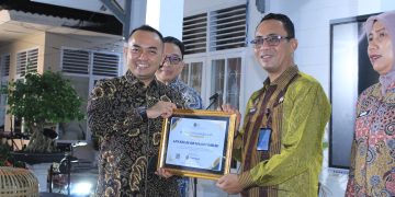 Kalapas Askari Utomo Saat menerima penghargaan sebagai KA UPT Terbaik di bidang ketahanan pangan. FOTO: DOC  HUMAS