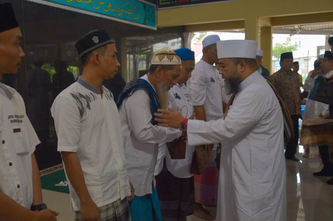 Helmi Hasan saat menyerahkan santunan kepada perwakilan warga binaan. FOTO: IST