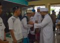 Helmi Hasan saat menyerahkan santunan kepada perwakilan warga binaan. FOTO: IST