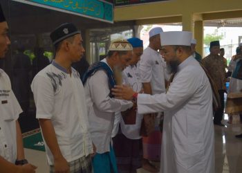 Helmi Hasan saat menyerahkan santunan kepada perwakilan warga binaan. FOTO: IST