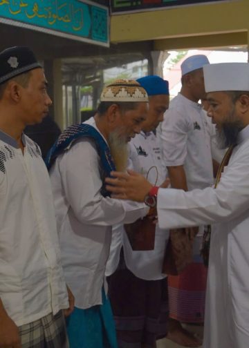 Helmi Hasan saat menyerahkan santunan kepada perwakilan warga binaan. FOTO: IST