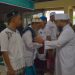 Helmi Hasan saat menyerahkan santunan kepada perwakilan warga binaan. FOTO: IST