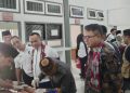 Kanwil Ditjenpas Jambi dan Kalapas Sabak saat meninjau peserta sunatan massal. FOTO: OYI