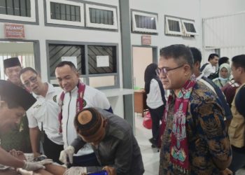 Kanwil Ditjenpas Jambi dan Kalapas Sabak saat meninjau peserta sunatan massal. FOTO: OYI