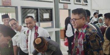 Kanwil Ditjenpas Jambi dan Kalapas Sabak saat meninjau peserta sunatan massal. FOTO: OYI