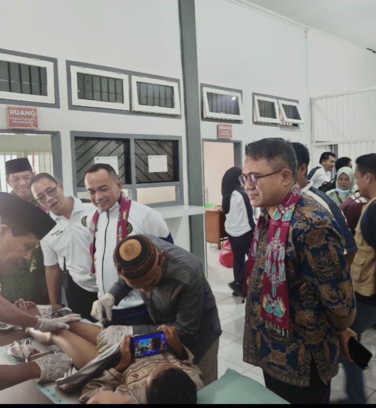 Kanwil Ditjenpas Jambi dan Kalapas Sabak saat meninjau peserta sunatan massal. FOTO: OYI