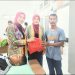 Ny Septi Irwan dan Ny Indah Askari saat menyerahkan santunan kepada perwakilan keluarga peserta sunatan massal. FOTO: OYI