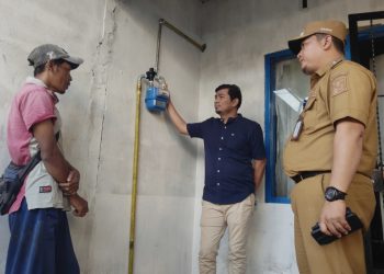 Anggota DPR-RI Dapil Jambi Rocky Candra Saat meninjau pemasangan instalasi jaringan gas di simpang Rimbo. FOTO OYI