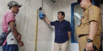 Anggota DPR-RI Dapil Jambi Rocky Candra Saat meninjau pemasangan instalasi jaringan gas di simpang Rimbo. FOTO OYI