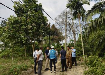 Rocky Candra saat turun ke lapangan menyerap aspirasi warga alam Barajo. FOTO: OYI