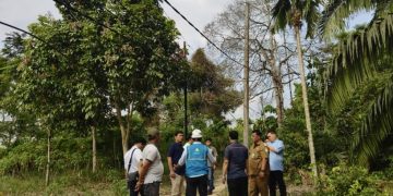 Rocky Candra saat turun ke lapangan menyerap aspirasi warga alam Barajo. FOTO: OYI