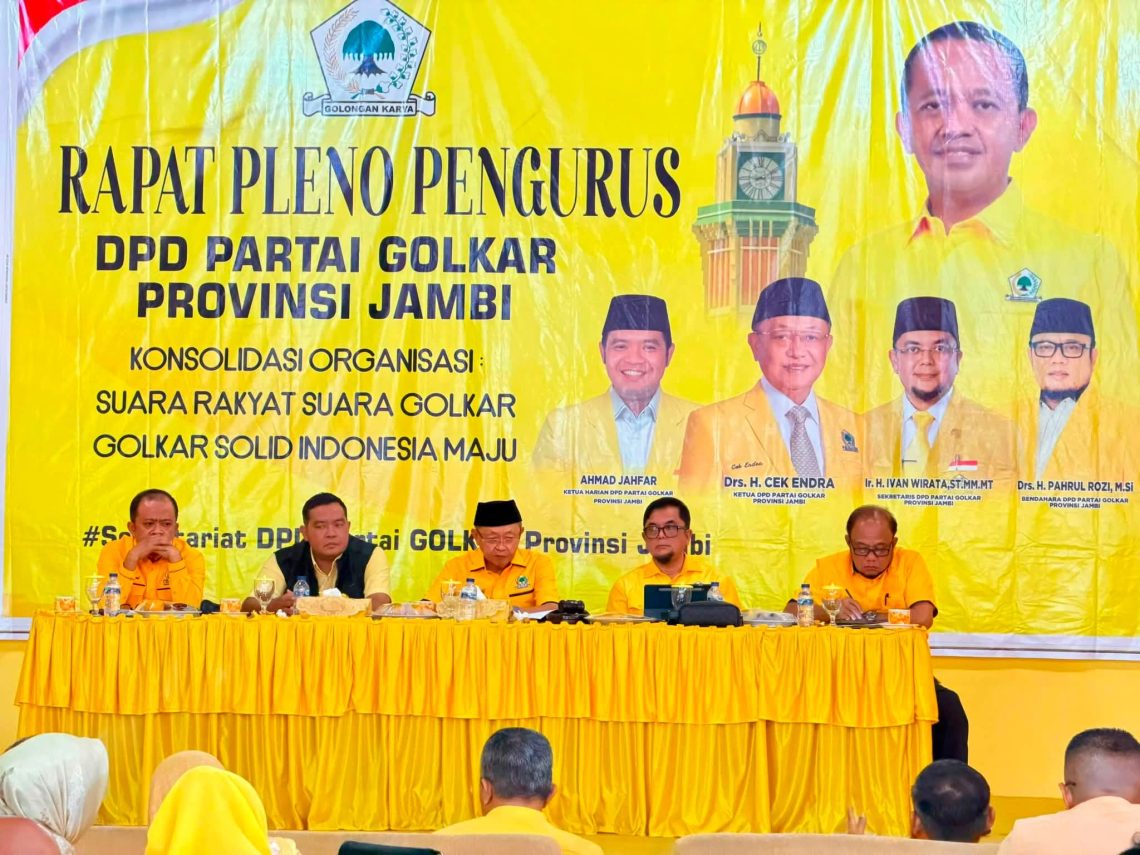 H Cek Endra saat memimpin rapat persiapan Rakerda, Bimtek dan Pelantikan pengurus Golkar Provinsi Jambi didampingi oleh Sekretaris Ivan Wirata dan Bendahara serta ketua harian. FOTO: UCUP