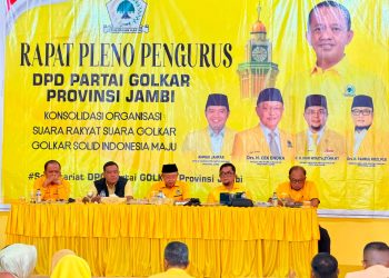H Cek Endra saat memimpin rapat persiapan Rakerda, Bimtek dan Pelantikan pengurus Golkar Provinsi Jambi didampingi oleh Sekretaris Ivan Wirata dan Bendahara serta ketua harian. FOTO: UCUP