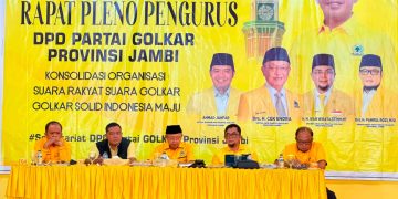 H Cek Endra saat memimpin rapat persiapan Rakerda, Bimtek dan Pelantikan pengurus Golkar Provinsi Jambi didampingi oleh Sekretaris Ivan Wirata dan Bendahara serta ketua harian. FOTO: UCUP