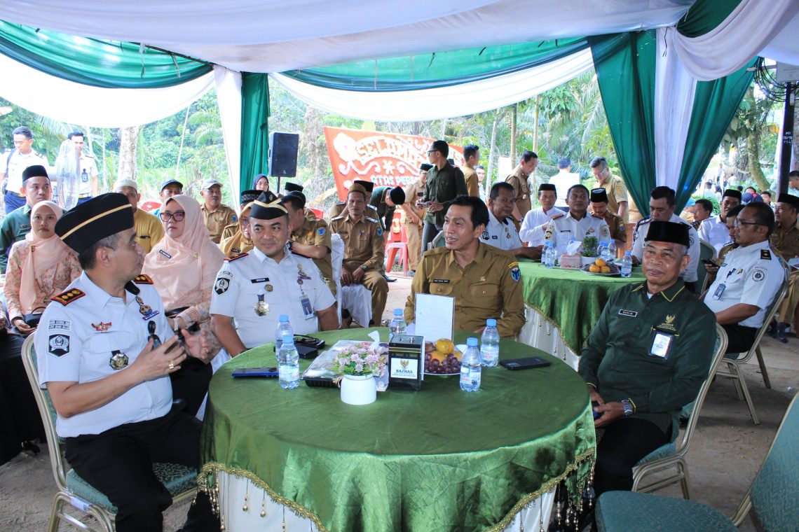 Irwan Rahmat Gumilar, Kalapas Bulian, Bupati M Fadhil Arief di sela acara. FOTO: IST HUMAS