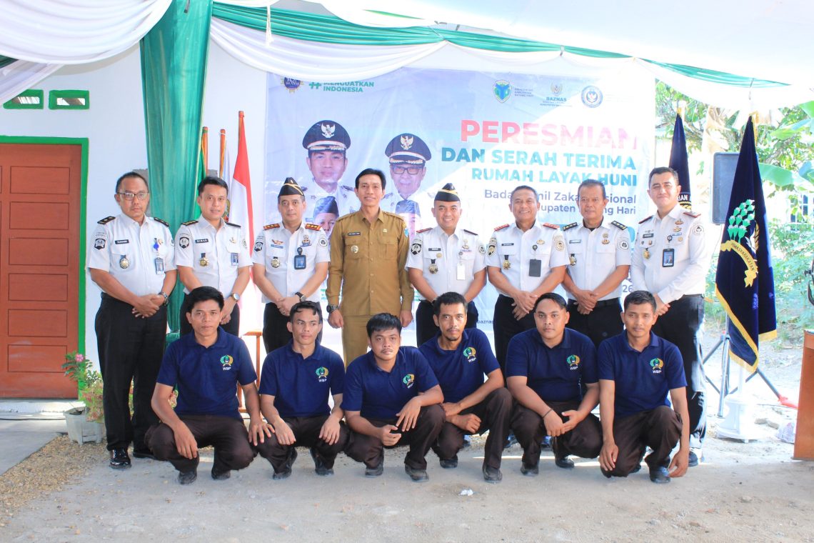 Kanwil Ditjenpas Jambi dan Bupati Batang Hari berfhoto bersama Lapas Muara Bulian dan warga binaan. FOTO: IST HUMAS