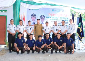 Kanwil Ditjenpas Jambi dan Bupati Batang Hari berfhoto bersama Lapas Muara Bulian dan warga binaan. FOTO: IST HUMAS