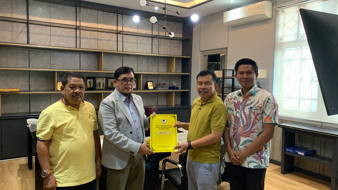 Ivan Wirata menyerahkan SK kepengurusan DPD Partai Golkar Kabupaten Kerinci. FOTO: IST