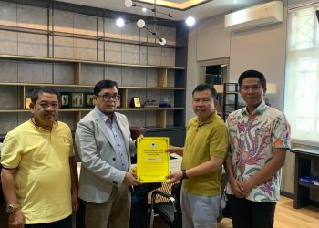 Ivan Wirata menyerahkan SK kepengurusan DPD Partai Golkar Kabupaten Kerinci. FOTO: IST