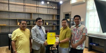 Ivan Wirata menyerahkan SK kepengurusan DPD Partai Golkar Kabupaten Kerinci. FOTO: IST