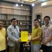Ivan Wirata menyerahkan SK kepengurusan DPD Partai Golkar Kabupaten Kerinci. FOTO: IST