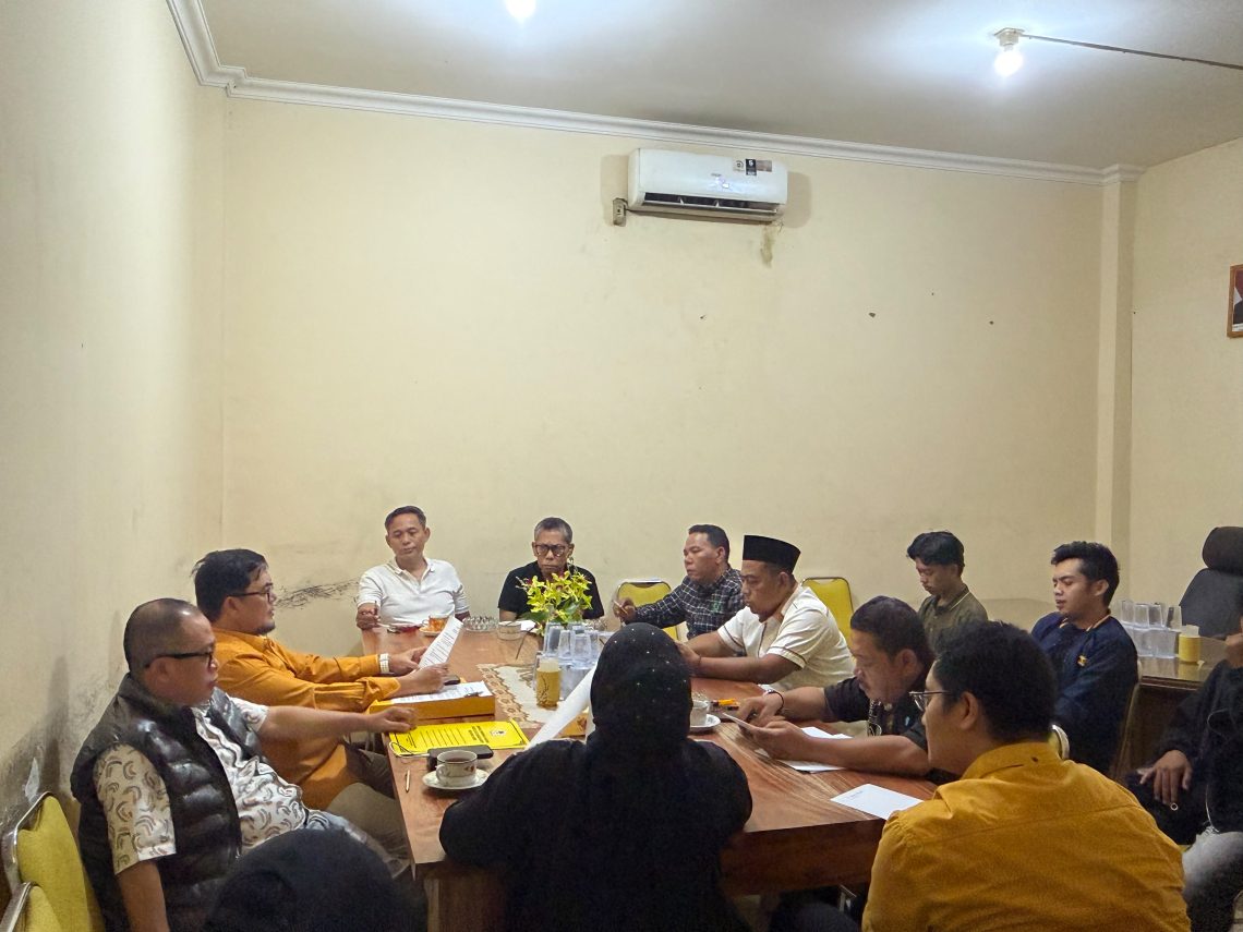 Sekretaris DPD Partai Golkar Jambi, Ivan Wirata dan pengurus jelang pelantikan, rakerda dan bimtek partai. FOTO : UCUP