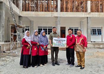 Rocky Candra saat menyerahkan bantuan TJLS sebesar Rp 300 juta kepada SD Plus Muhammadiyah Sungai Penuh. FOTO: IST