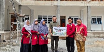 Rocky Candra saat menyerahkan bantuan TJLS sebesar Rp 300 juta kepada SD Plus Muhammadiyah Sungai Penuh. FOTO: IST