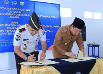 Kanwil Ditjenpas Jambi Irwan Rahmat Gumilar teken MoU dengan Pemkab Muaro Jambi terkait pembinaan kemasyarakatan di wilayah Muaro Jambi. FOTO: IST