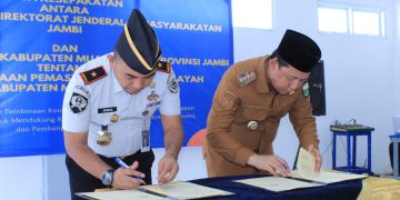 Kanwil Ditjenpas Jambi Irwan Rahmat Gumilar teken MoU dengan Pemkab Muaro Jambi terkait pembinaan kemasyarakatan di wilayah Muaro Jambi. FOTO: IST