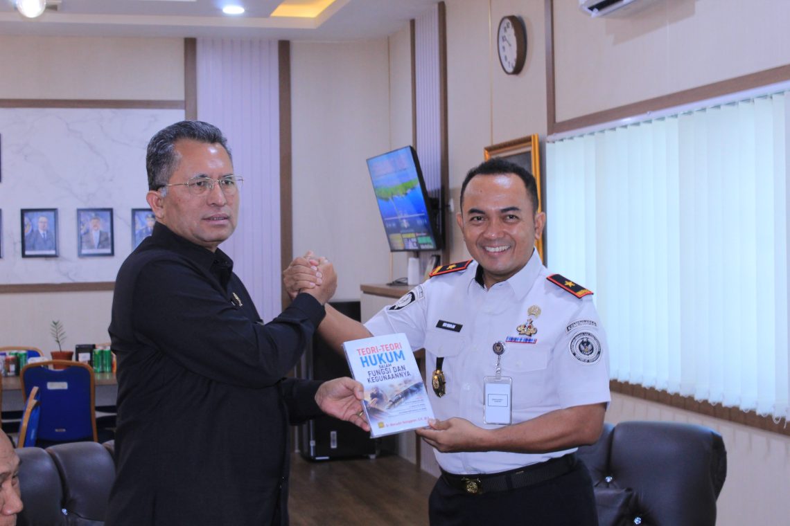 Kanwil Ditjenpas Jambi, Irwan Rahmat Gumilar dan Ketua Pengadilan Tinggi Jambi. FOTO: IST