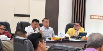 Pansus PI bersama anggota DPR-RI Sy Fasha saat membahas finalisasi persentasi pembagian ke daerah. FOTO: UCUP