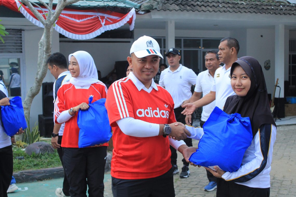 Kanwil Ditjenpas Jambi Irwan Rahmat Gumilar Saat Menyerahkan Bantuan kepada masyarakat. FOTO: IST