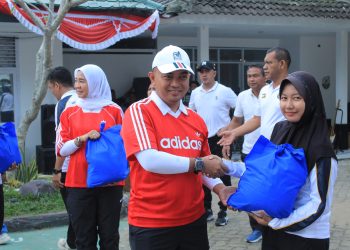 Kanwil Ditjenpas Jambi Irwan Rahmat Gumilar Saat Menyerahkan Bantuan kepada masyarakat. FOTO: IST