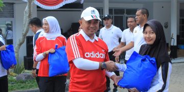 Kanwil Ditjenpas Jambi Irwan Rahmat Gumilar Saat Menyerahkan Bantuan kepada masyarakat. FOTO: IST